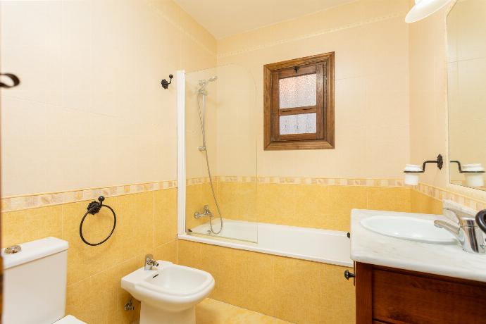 Family bathroom with bath and shower . - Villa Flores . (Fotogalerie) }}