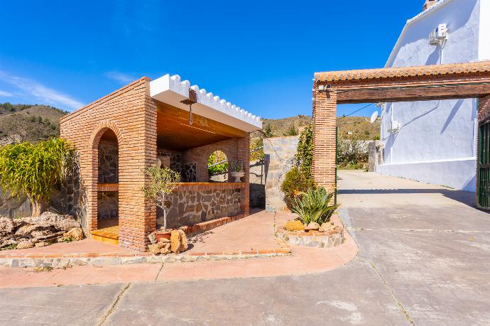 Sheltered terrace area with BBQ . - Villa Flores . (Fotogalerie) }}