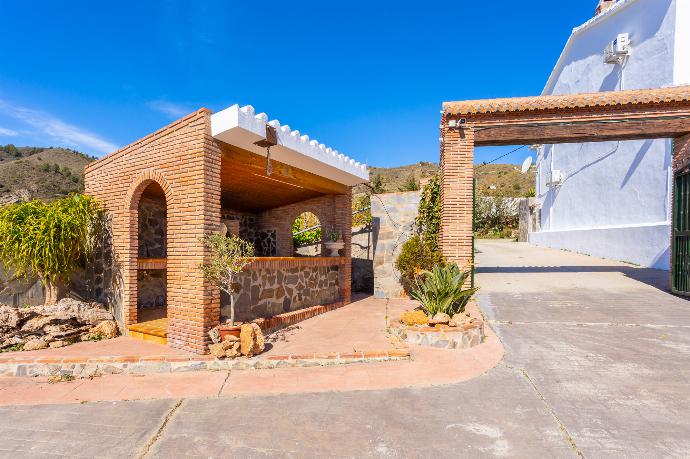 Sheltered terrace area with BBQ . - Villa Flores . (Galerie de photos) }}