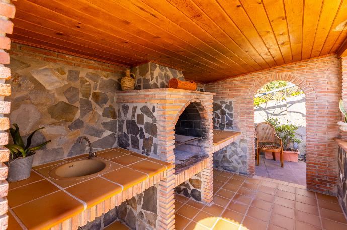 Sheltered terrace area with BBQ . - Villa Flores . (Fotogalerie) }}