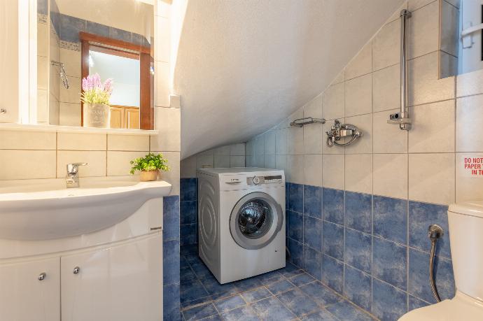 Family bathroom on ground floor with shower . - Villa Sunrise . (Fotogalerie) }}