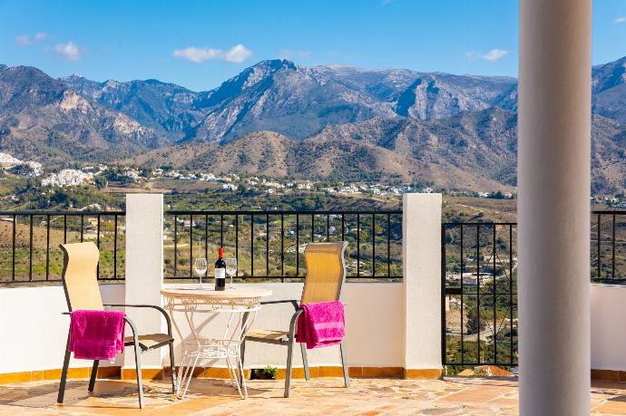 Terrace area with panoramic views of sea and mountains . - Villa Alegria . (Fotogalerie) }}