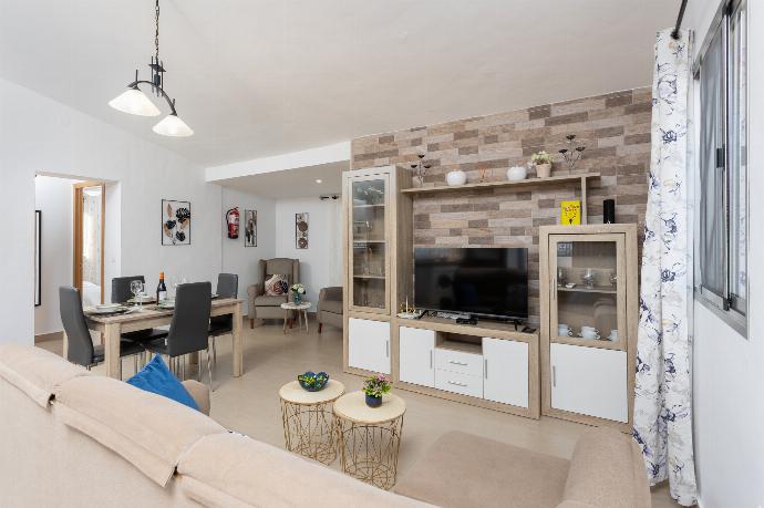 Open-plan living room with sofa, dining area, kitchen, A/C, WiFi internet, and satellite TV . - Villa Alegria . (Galleria fotografica) }}