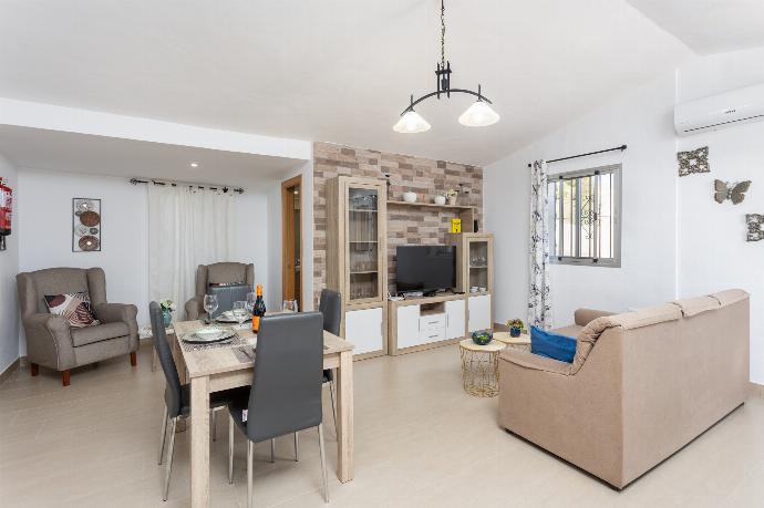 Open-plan living room with sofa, dining area, kitchen, A/C, WiFi internet, and satellite TV . - Villa Alegria . (Fotogalerie) }}