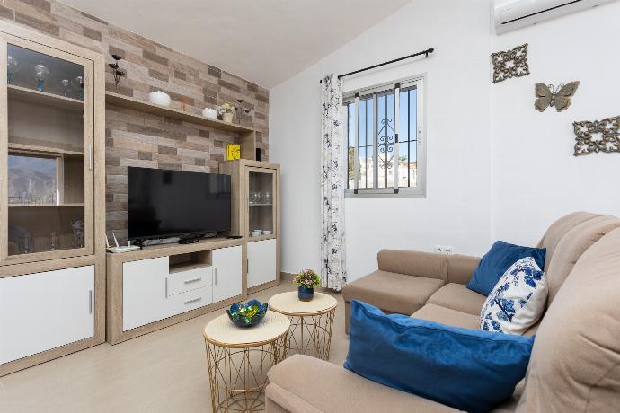 Open-plan living room with sofa, dining area, kitchen, A/C, WiFi internet, and satellite TV . - Villa Alegria . (Galleria fotografica) }}