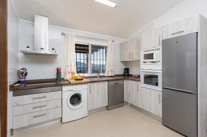 Equipped kitchen . - Villa Alegria . (Fotogalerie) }}