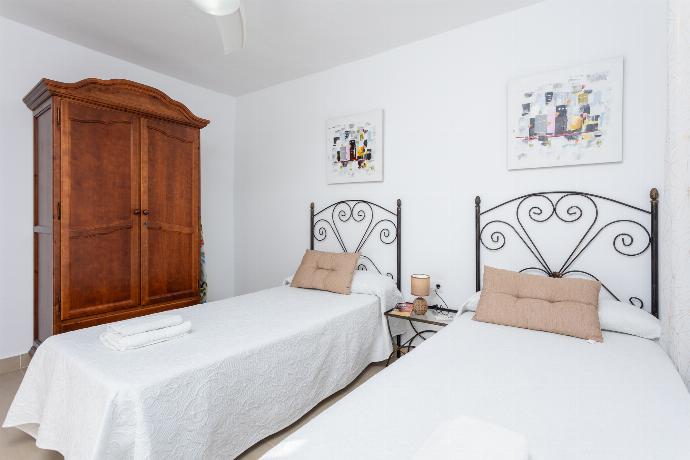 Twin bedroom with A/C . - Villa Alegria . (Fotogalerie) }}
