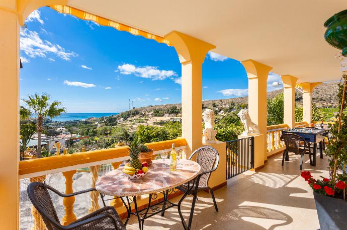 Sheltered terrace area with sea views  . - Villa Las Palomas . (Galerie de photos) }}