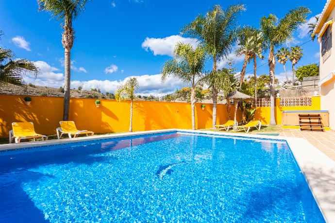 ,Private pool and terrace . - Villa Las Palomas . (Galería de imágenes) }}