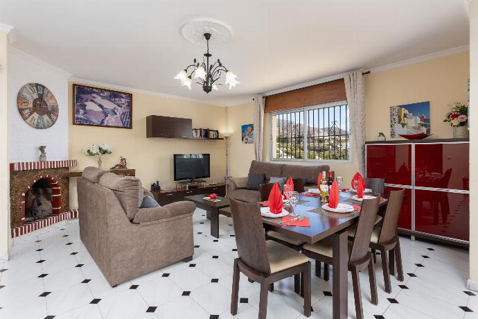 Living room with sofas, dining area, ornamental fireplace, WiFi internet, and satellite TV . - Villa Las Palomas . (Galería de imágenes) }}