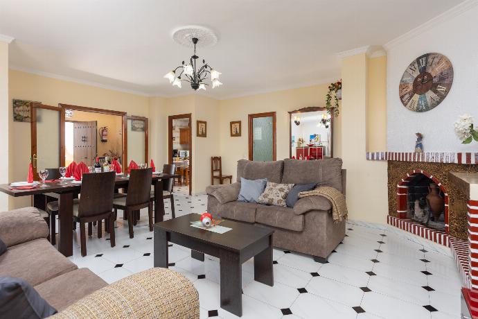 Living room with sofas, dining area, ornamental fireplace, WiFi internet, and satellite TV . - Villa Las Palomas . (Galleria fotografica) }}