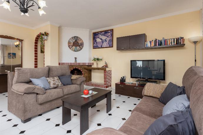 Living room with sofas, dining area, ornamental fireplace, WiFi internet, and satellite TV . - Villa Las Palomas . (Fotogalerie) }}