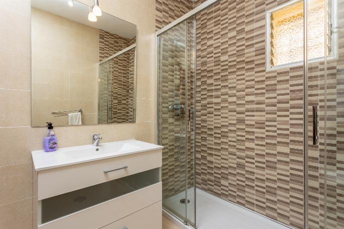 Family bathroom with shower . - Villa Las Palomas . (Fotogalerie) }}