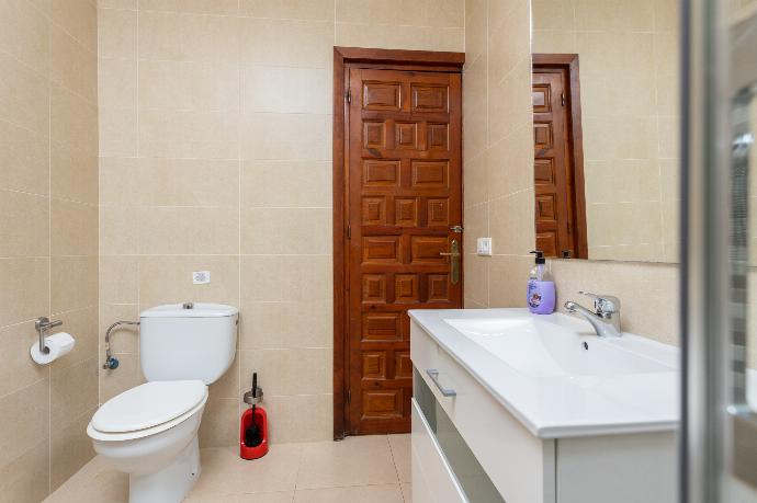 Family bathroom with shower . - Villa Las Palomas . (Fotogalerie) }}