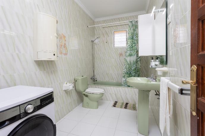 Family bathroom with bath and shower . - Villa Las Palomas . (Photo Gallery) }}