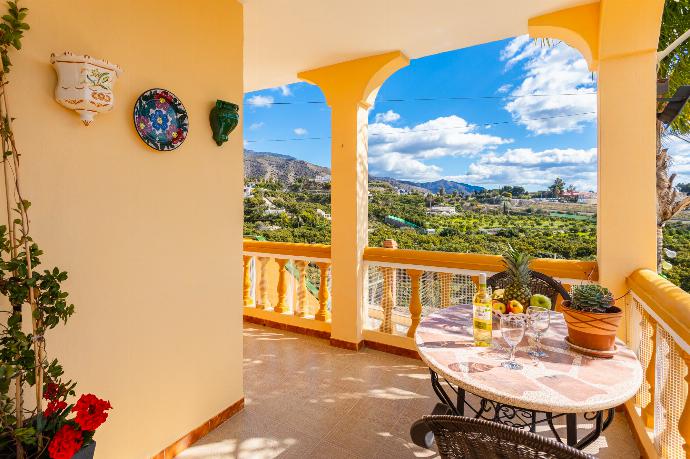 Sheltered terrace area . - Villa Las Palomas . (Fotogalerie) }}