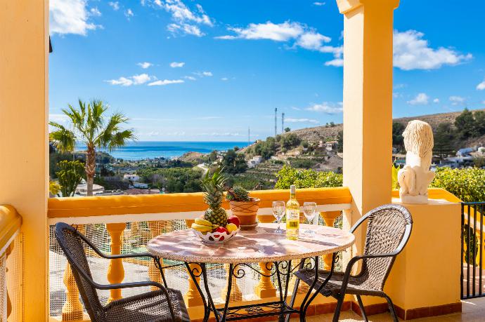 Sheltered terrace area with sea views . - Villa Las Palomas . (Fotogalerie) }}