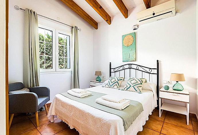 Double bedroom with A/C . - Villa Rouss . (Photo Gallery) }}