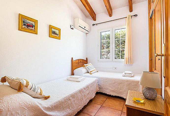 Twin bedroom with A/C . - Villa Rouss . (Photo Gallery) }}