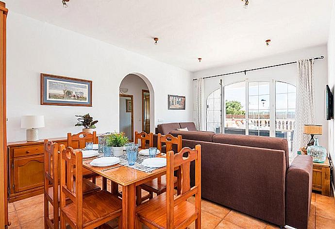 Open plan living room with indoor dining area . - Villa Rouss . (Fotogalerie) }}