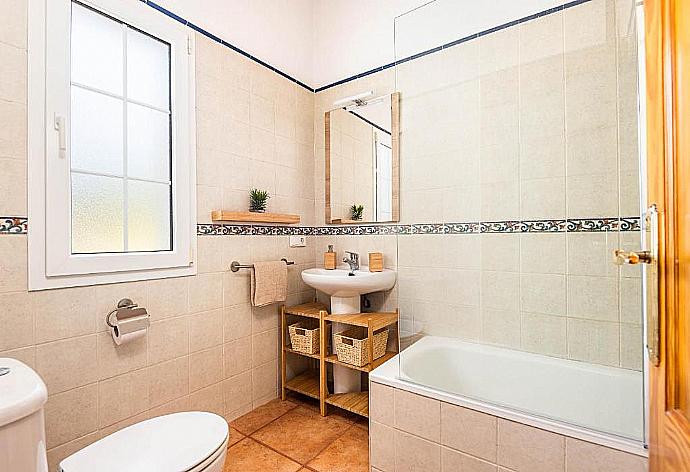 En suite bathroom with bath . - Villa Rouss . (Galleria fotografica) }}