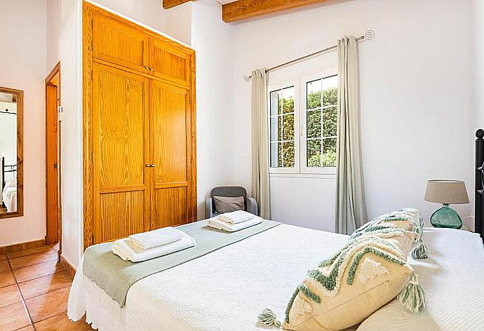 Double bedroom with A/C and ensuite bathroom . - Villa Rouss . (Galerie de photos) }}