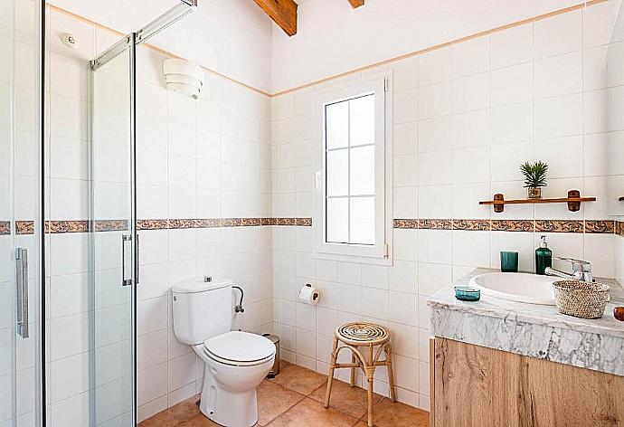 Family bathroom with shower . - Villa Rouss . (Galería de imágenes) }}