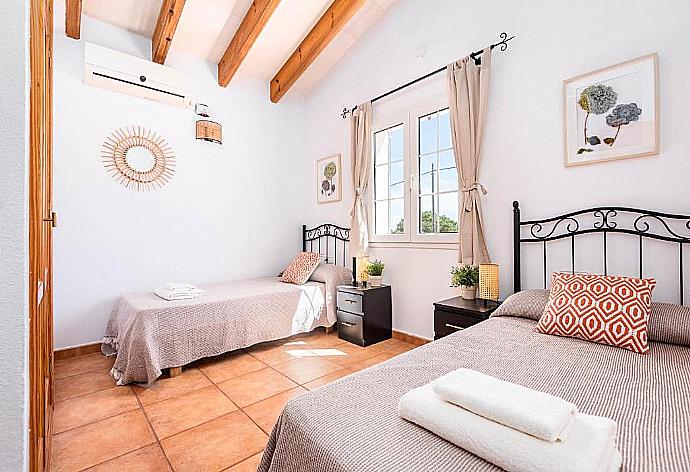 Twin bedroom with A/C . - Villa Rouss . (Photo Gallery) }}