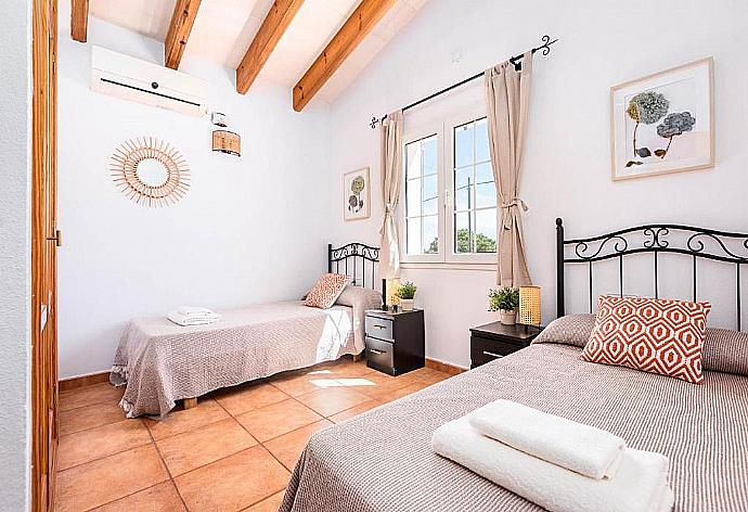 Twin bedroom with A/C . - Villa Rouss . (Galería de imágenes) }}