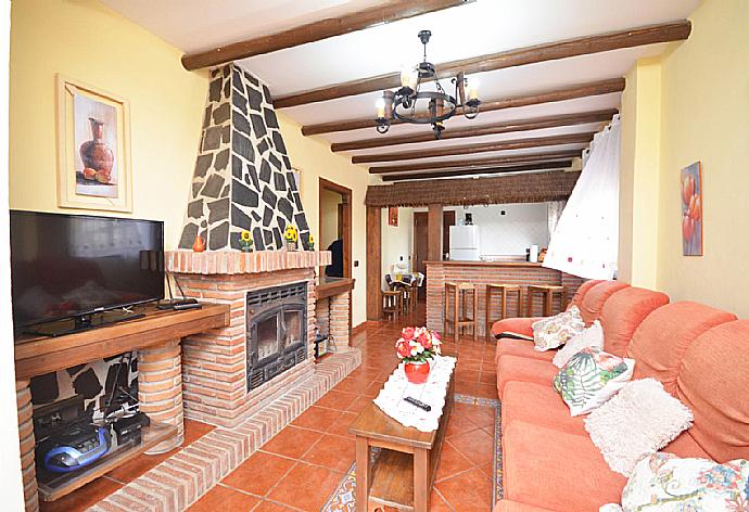Open-plan living room with sofa, dining area, kitchen, WiFi internet and satellite TV . - Villa Las Palomas 2 . (Galería de imágenes) }}