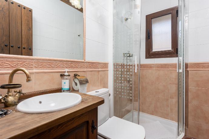 Family bathroom with shower . - Villa Las Palomas 2 . (Fotogalerie) }}