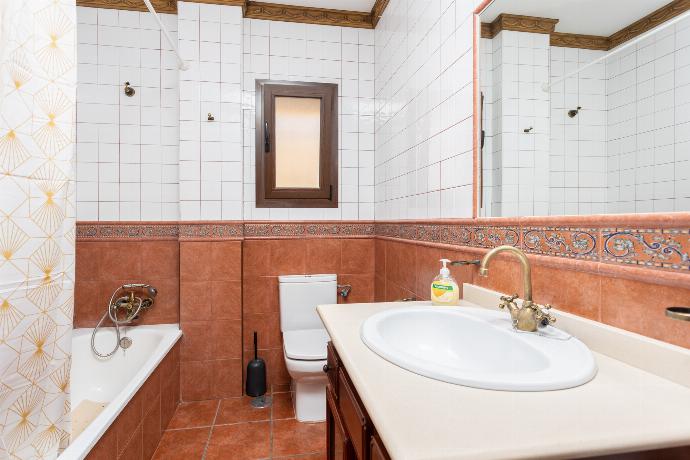 Family bathroom with bath and shower . - Villa Las Palomas 2 . (Photo Gallery) }}