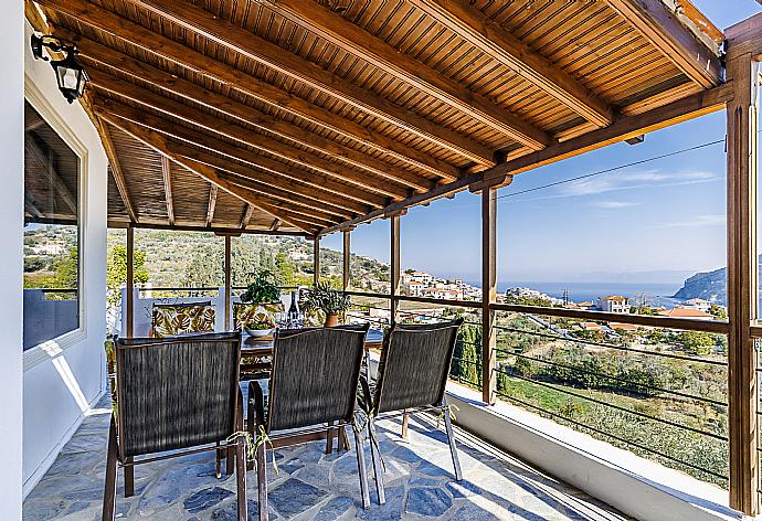 Terrace with dining table and sea view  . - Villa Aloupi . (Galerie de photos) }}