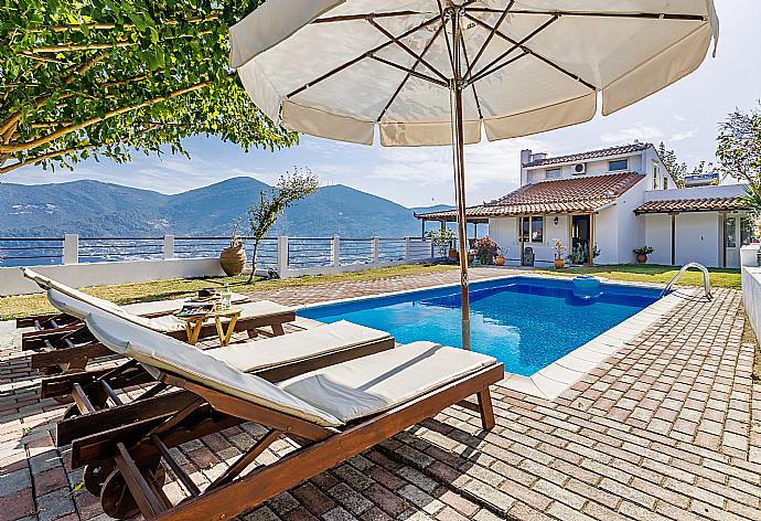 Beautiful villa with private pool . - Villa Aloupi . (Photo Gallery) }}