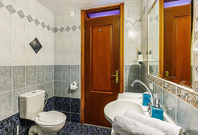 Family bathroom  . - Villa Aloupi . (Photo Gallery) }}