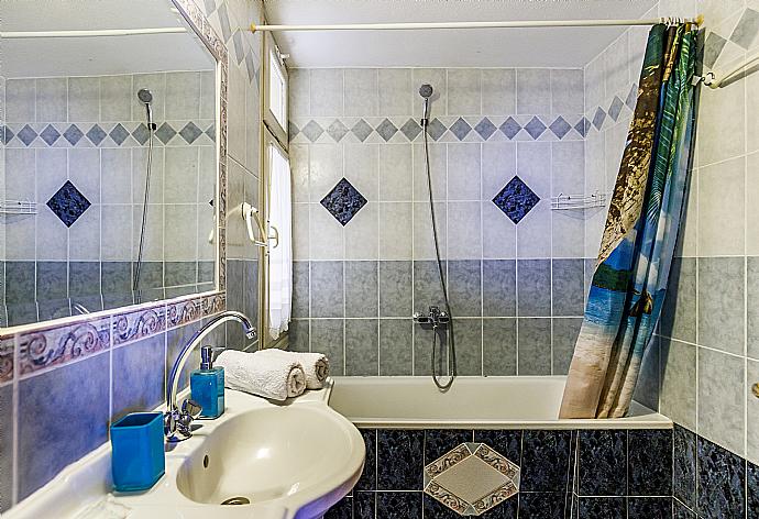 Family bathroom . - Villa Aloupi . (Photo Gallery) }}