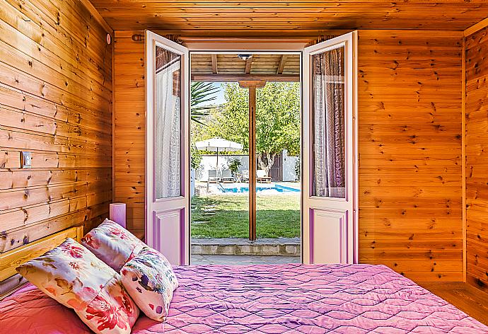 Double bedroom with A/C . - Villa Aloupi . (Galerie de photos) }}