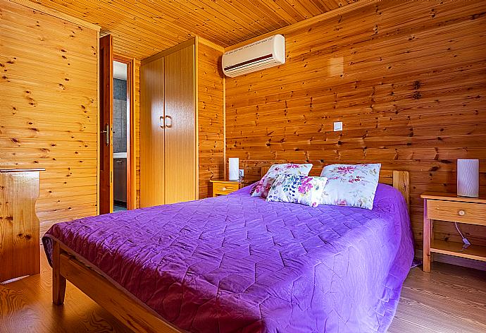 Double en suite bedroom with A/C and private balcony  . - Villa Aloupi . (Galleria fotografica) }}