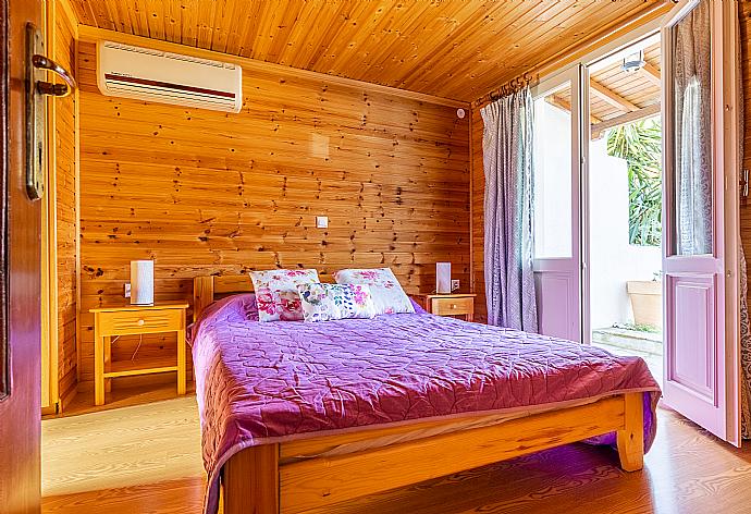 Double bedroom with A/C . - Villa Aloupi . (Fotogalerie) }}