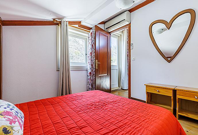 Double bedroom with A/C . - Villa Aloupi . (Galería de imágenes) }}