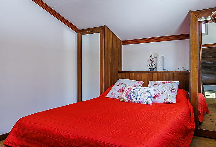 Double bedroom with A/C . - Villa Aloupi . (Fotogalerie) }}