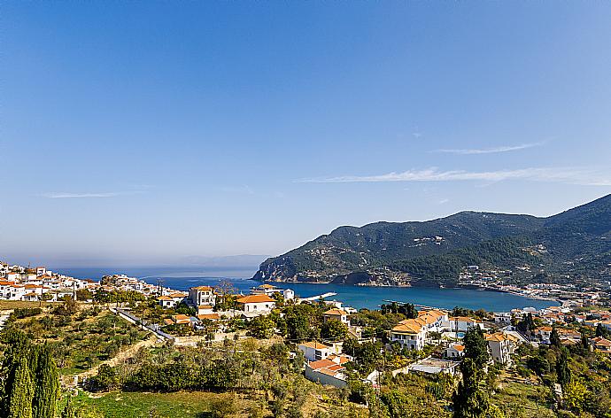 View from the villa . - Villa Aloupi . (Galerie de photos) }}