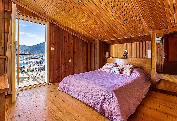 Double  bedroom with A/C and private balcony . - Villa Aloupi . (Galerie de photos) }}