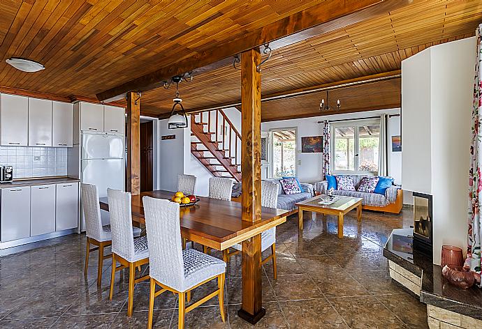 Open plan living room with A/C, ornamental fireplace and TV . - Villa Aloupi . (Galería de imágenes) }}