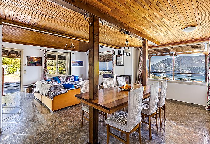 Open plan living room with A/C, ornamental fireplace and TV . - Villa Aloupi . (Fotogalerie) }}