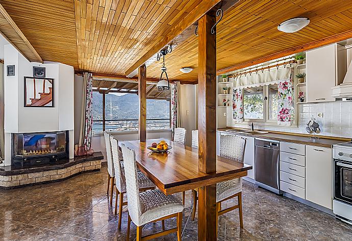 Equipped kitchen and dining table . - Villa Aloupi . (Photo Gallery) }}