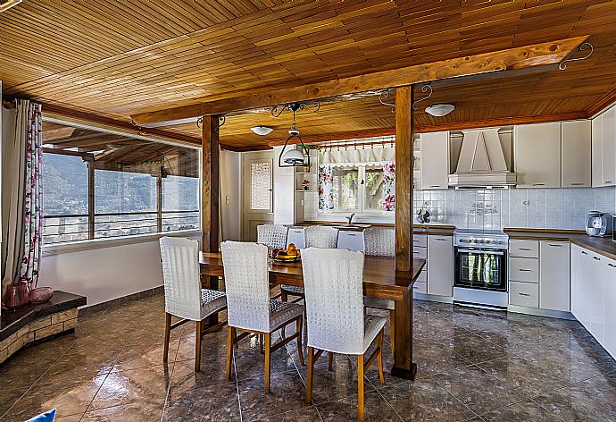 Equipped kitchen and dining table . - Villa Aloupi . (Photo Gallery) }}