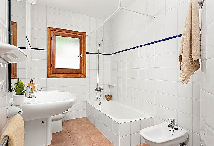 Family bathroom with bath . - Villa Castellet . (Galerie de photos) }}