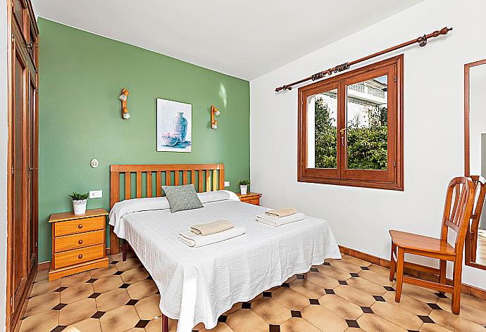 Double bedroom  . - Villa Castellet . (Galería de imágenes) }}