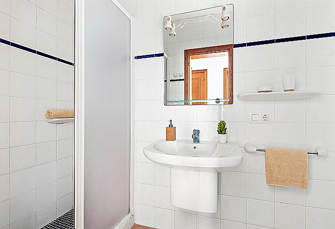 Family bathroom with shower . - Villa Castellet . (Galleria fotografica) }}